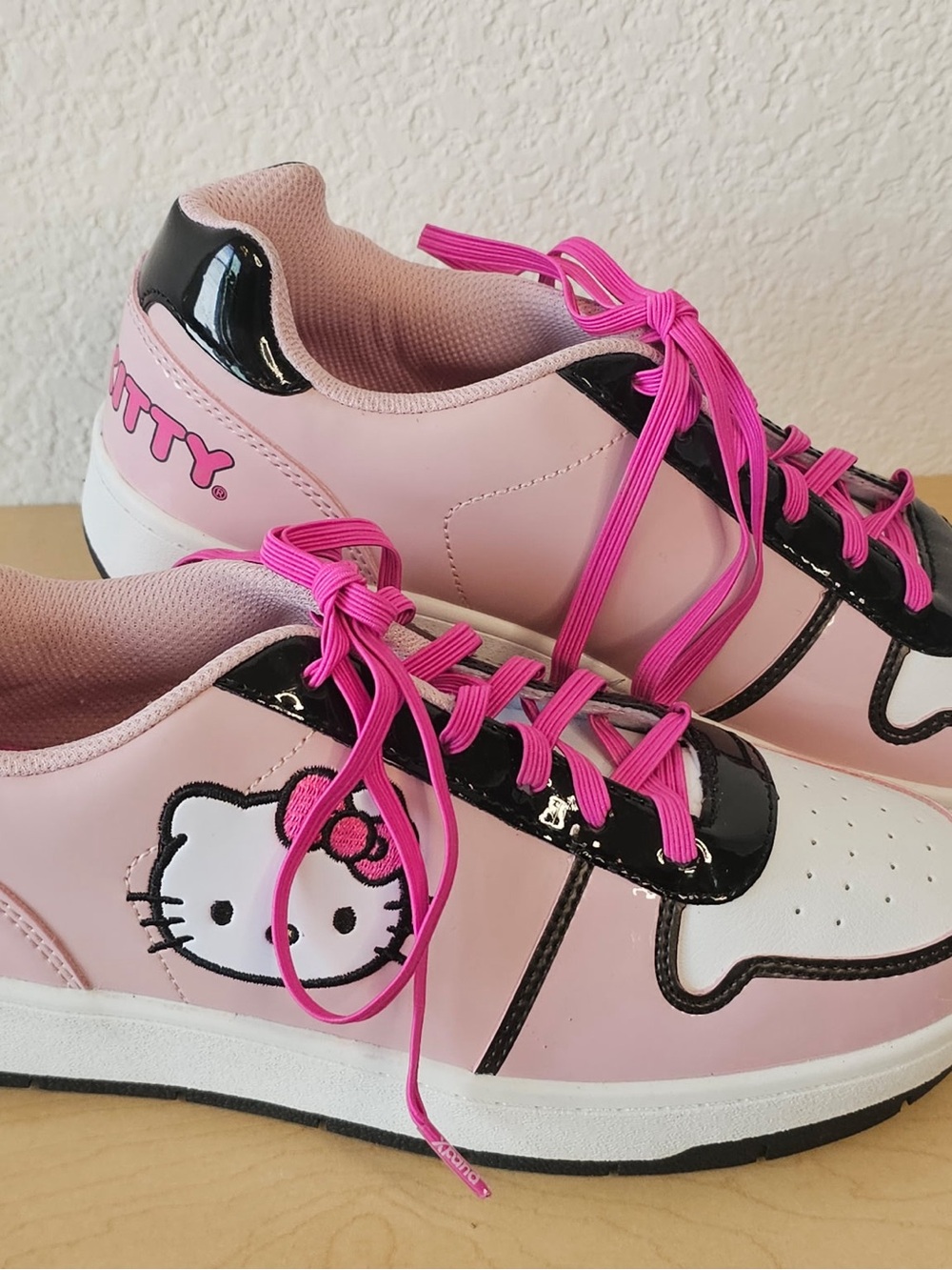 Stylish Pink Women's Lace-Up Hello Kitty Sneakers - Picture 2 of 5